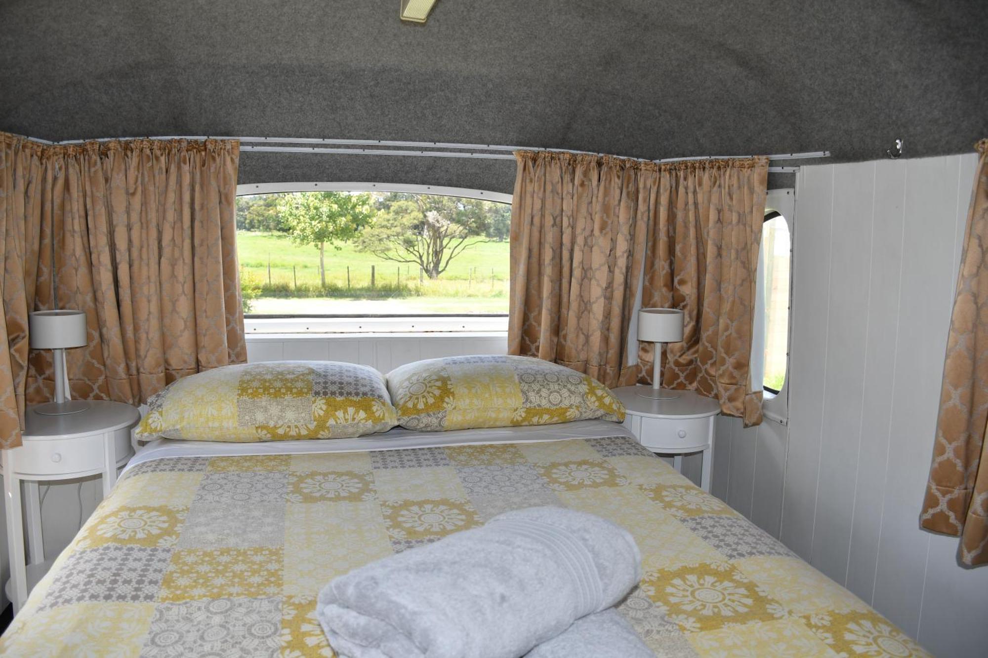 Evi The School Bus At Oromahoe Downs Farm Puketona Ngoại thất bức ảnh