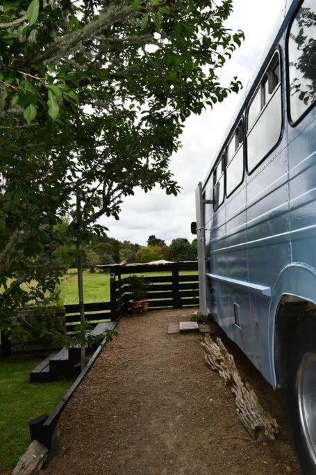 Evi The School Bus At Oromahoe Downs Farm Puketona Ngoại thất bức ảnh